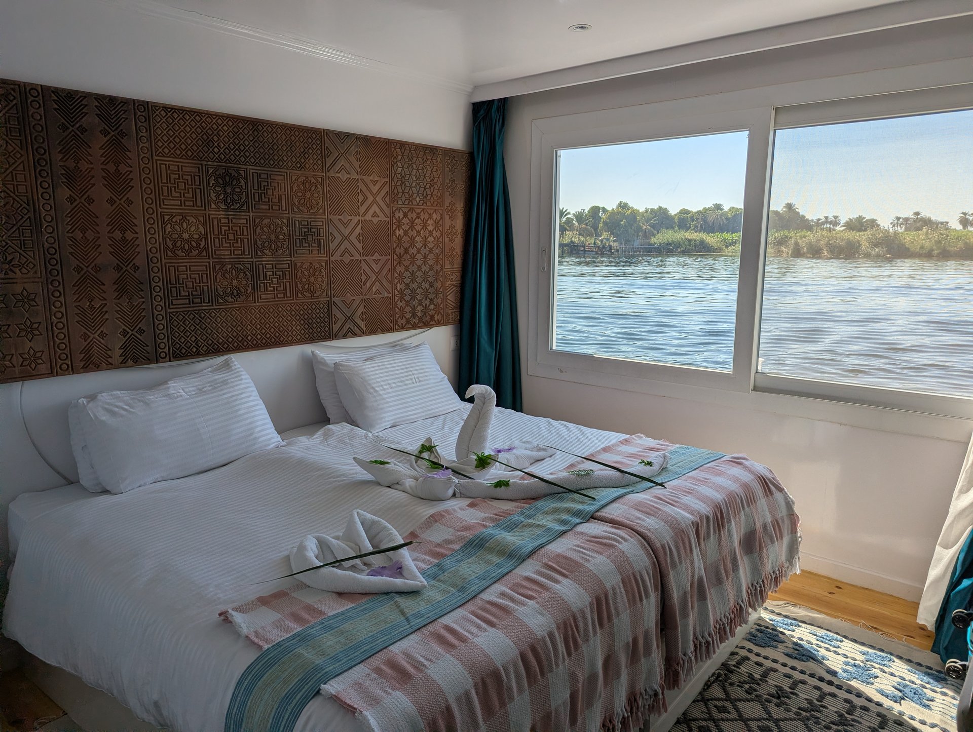 Kabine mit Nilblick auf einer Dahabeya – Luxus Nilkreuzfahrt Ägypten