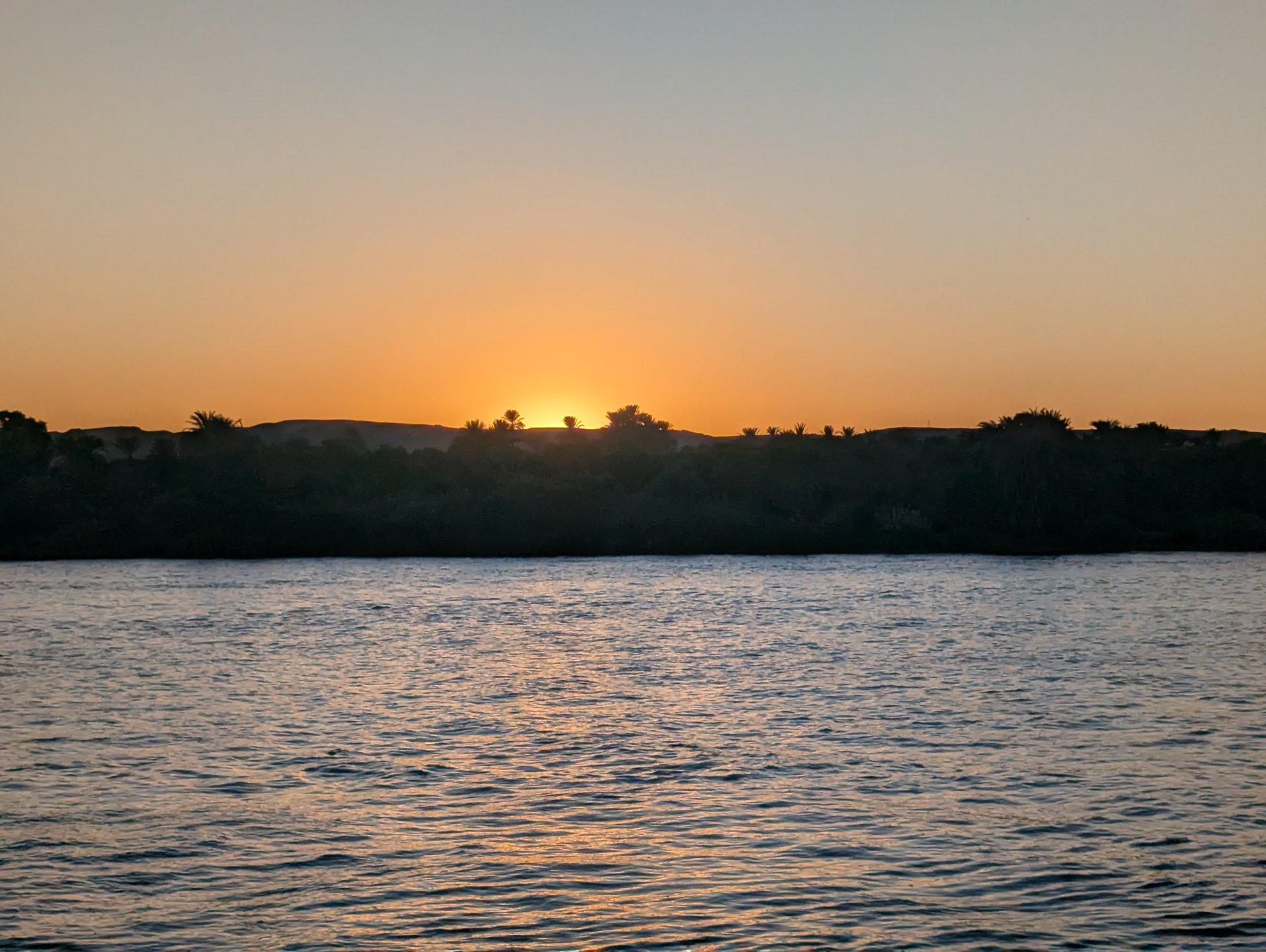 Sonnenuntergang über dem Nil mit Palmen – Dahabeya Abendstimmung