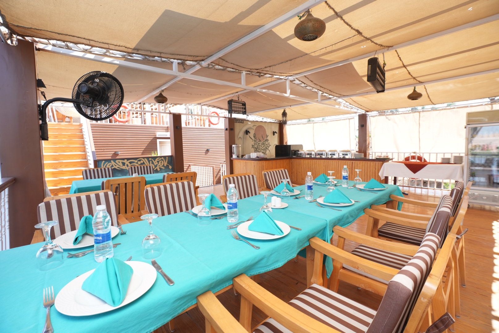 Gedeckter Tisch an Deck