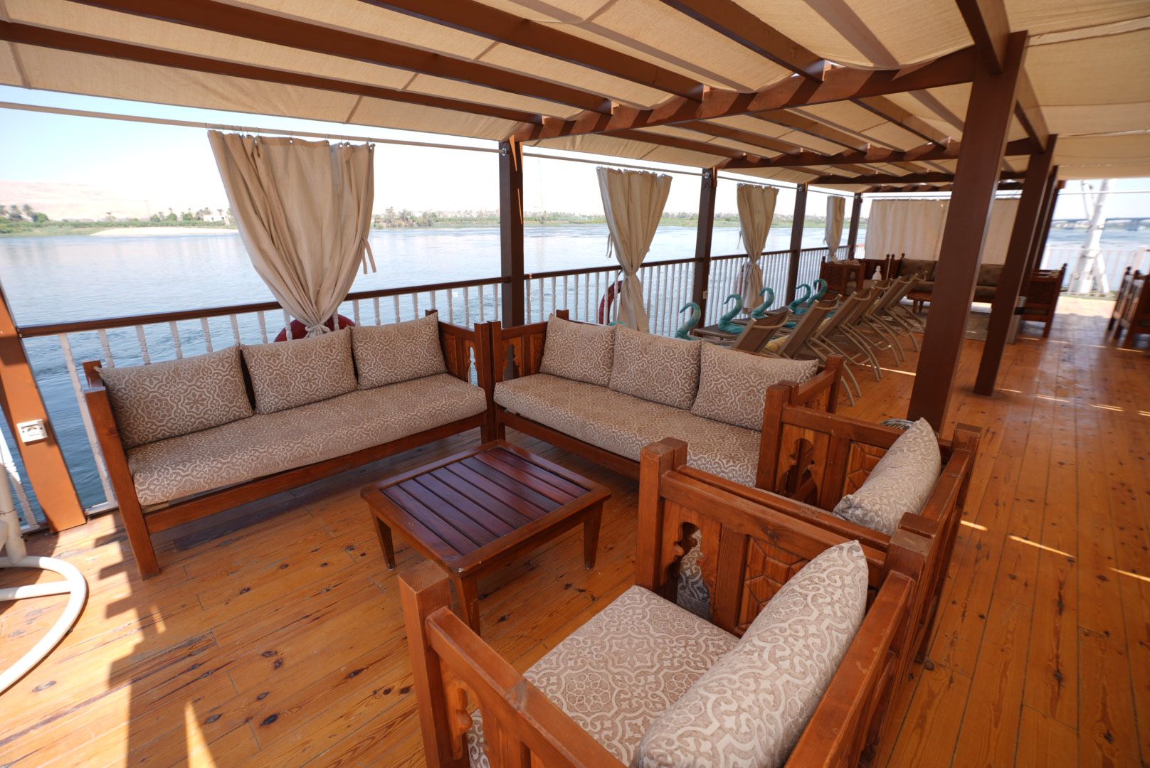 Schattige Lounge an Deck